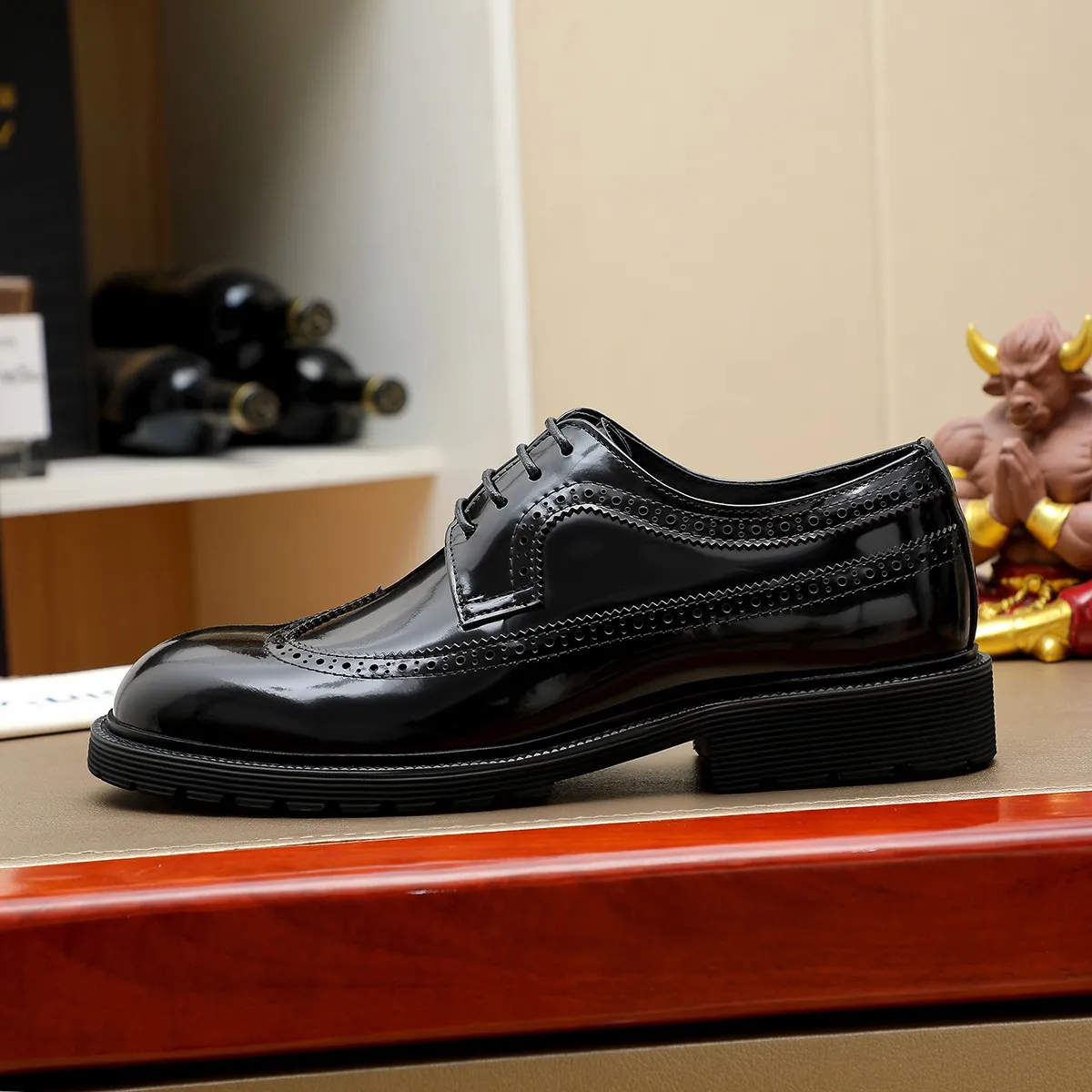 Men's shoes 💰620 💰 Louis Vuitton LV ® Autumn and Winter 🆕 models 🔛Full shoe counter First layer cowhide, 🐂leather lined casual shoes for men, super soft outsole, essential for driving. Counter synchronized original first layer cowhide completely 1:1 mold customization 🌹Top version, 2 colors available! Number: 38-45 (37.46. Customized)